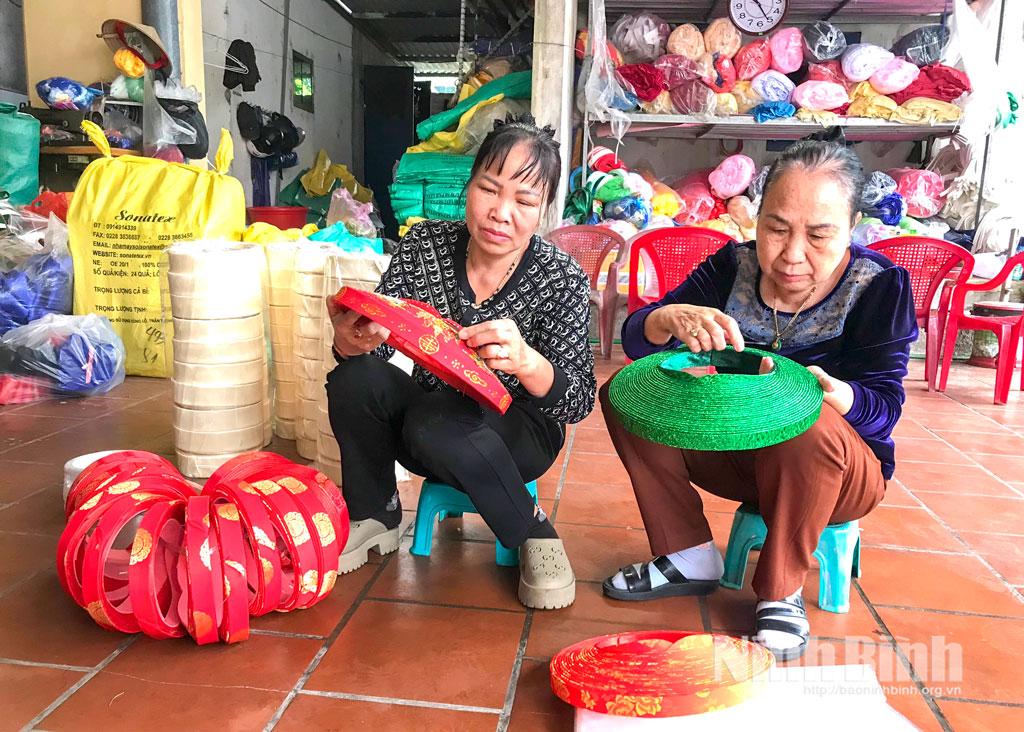 Người thợ tỉ mỉ chăm chút hoàn thiện những chiếc khăn xếp chuẩn bị giao cho khách.