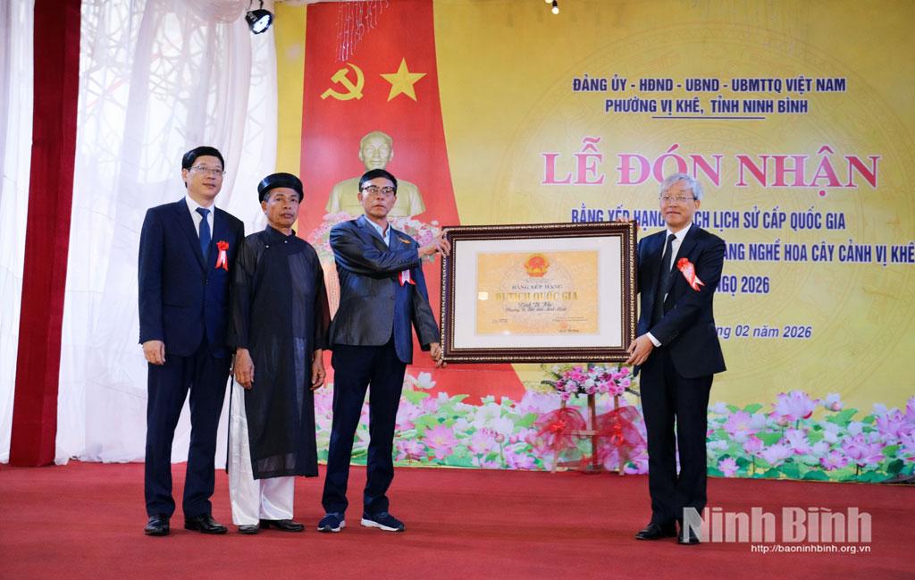Lãnh đạo Cục Di sản văn hoá (Bộ Văn hoá, Thể thao và Du lịch) trao Bằng xếp hạng di tích quốc gia cho Ban quản lý di tích Đình Vị Khê.