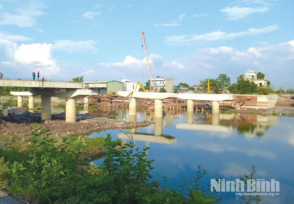 Xây dựng cầu Tiên Tân thuộc Dự án đầu tư xây dựng tuyến đường bộ song hành hai bên đường Vành đai 5 - Vùng Thủ đô Hà Nội (giai đoạn 1), đoạn từ đường D5, huyện Kim Bảng (cũ) đến cầu Tiên Tân.