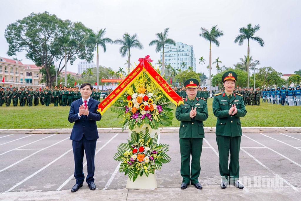 Đồng chí Nguyễn Anh Chức, Ủy viên Ban Thường vụ Tỉnh ủy, Phó Chủ tịch UBND tỉnh tặng hoa chúc mừng Bộ CHQS tỉnh tại lễ ra quân.