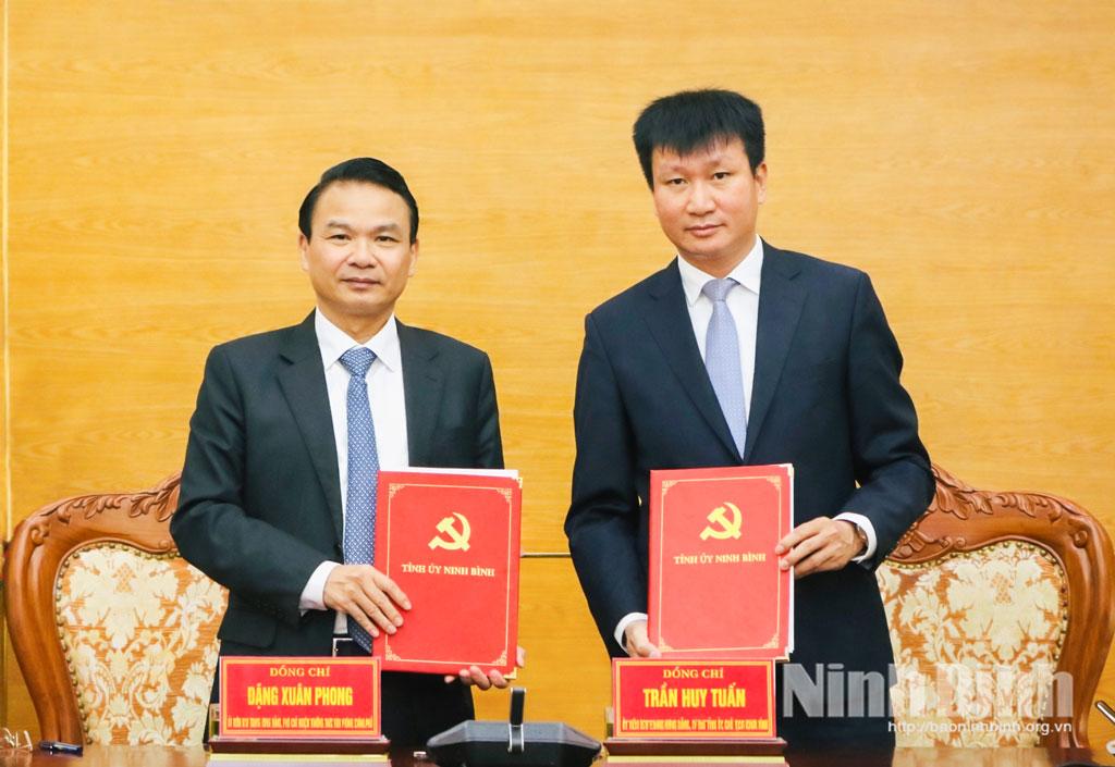 Đồng chí Đặng Xuân Phong, Ủy viên Trung ương Đảng, Phó Chủ nhiệm Thường trực Văn phòng Chính phủ và đồng chí Trần Huy Tuấn, Ủy viên Trung ương Đảng, Bí thư Tỉnh ủy, Chủ tịch UBND tỉnh ký Biên bản bàn giao nhiệm vụ Bí thư Tỉnh ủy Ninh Bình nhiệm kỳ 2025-2030.