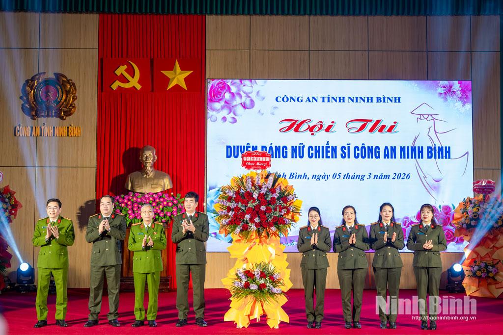 Đại tá Trần Xuân Phú, Phó Bí thư Đảng ủy, Phó Giám đốc Công an tỉnh tặng hoa chúc mừng phụ nữ Công an tỉnh.