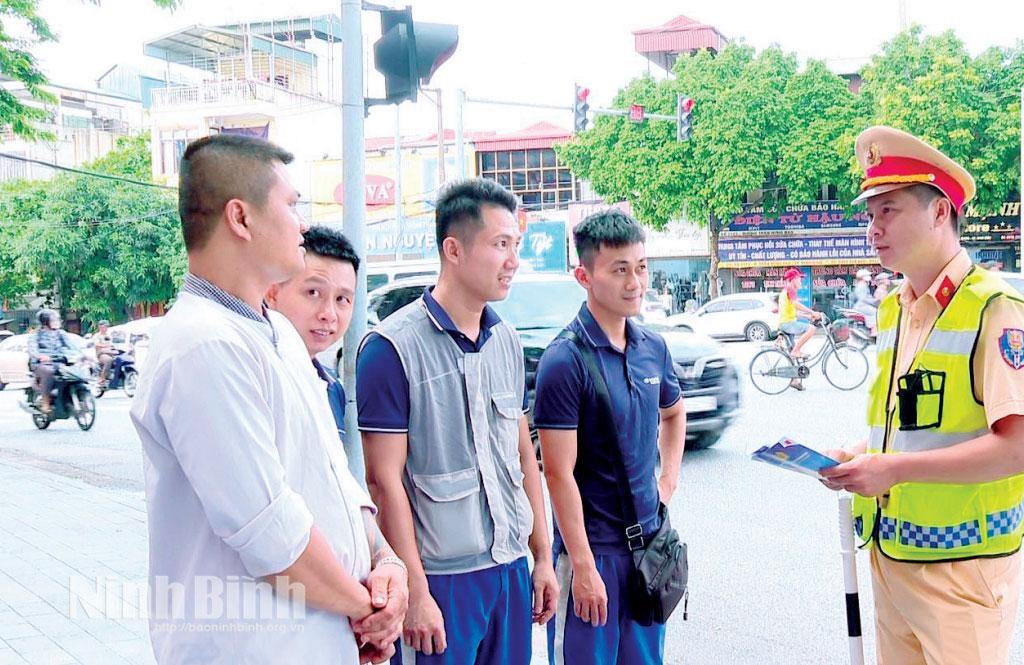 Lực lượng Cảnh sát giao thông (Công an tỉnh) tuyên truyền người dân nâng cao ý thức chấp hành pháp luật khi tham gia giao thông.