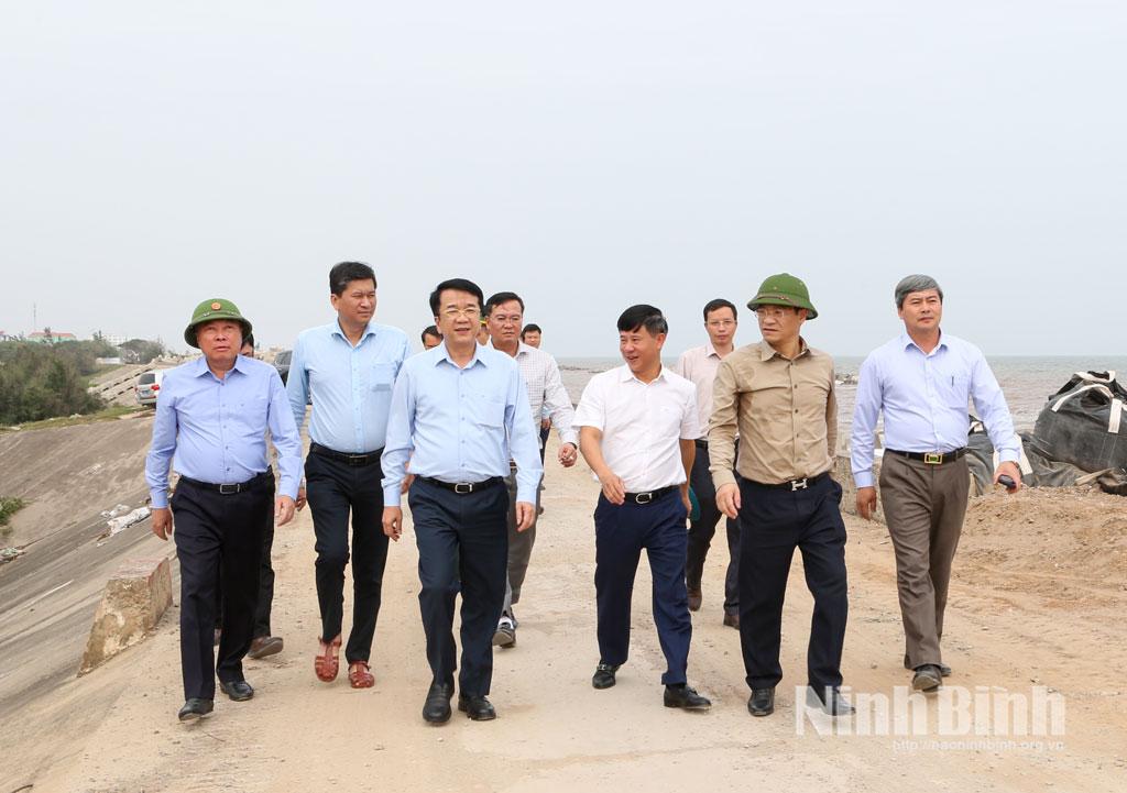 Đồng chí Nguyễn Thanh Bình, Phó Bí thư Tỉnh ủy, Chủ tịch UBND tỉnh và Đoàn công tác kiểm tra tuyến đê, kè Hải Thịnh.