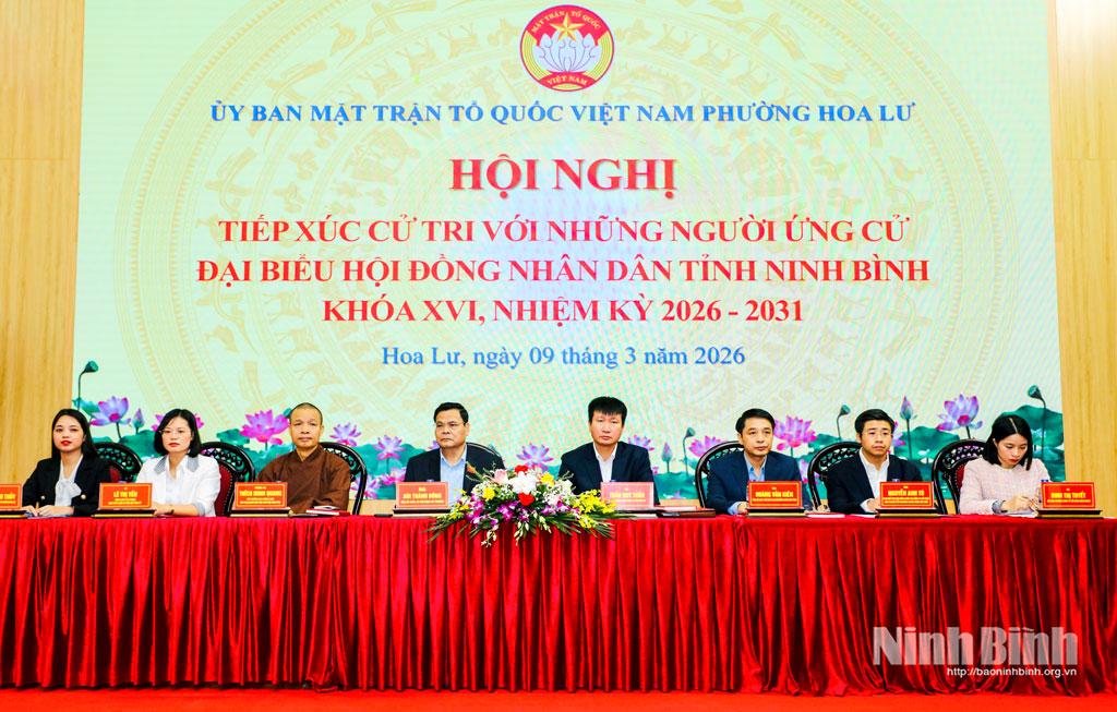 Đồng chí Bí thư Tỉnh ủy Trần Huy Tuấn và các ứng cử viên đại biểu HĐND tỉnh khóa XVI, nhiệm kỳ 2026-2031 tiếp xúc cử tri phường Hoa Lư.
