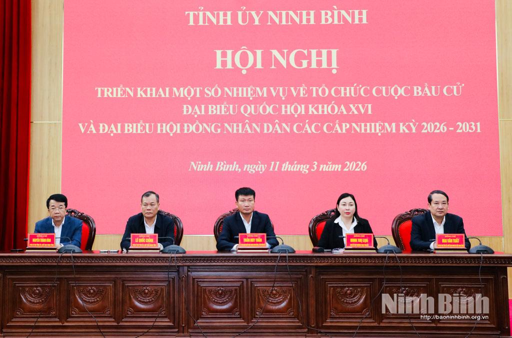 Các đồng chí Thường trực Tỉnh ủy chủ trì hội nghị.