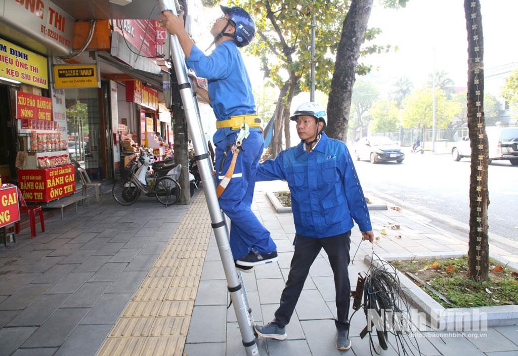 Nhân viên VNPT Ninh Bình chỉnh trang cáp viễn thông trên địa bàn phường Nam Định đảm bảo thông tin liên lạc phục vụ cuộc bầu cử.
