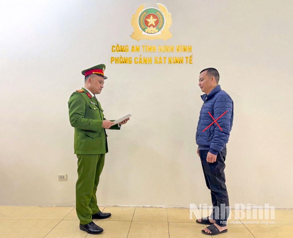 Phòng Cảnh sát kinh tế tống đạt Quyết định khởi tố bị can đối với Trần Văn Khánh.