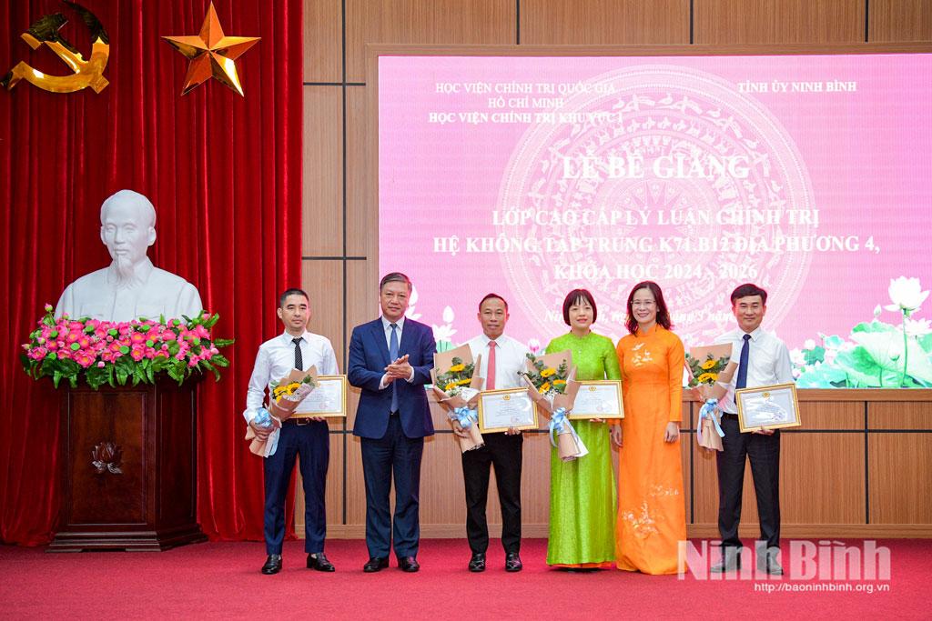 Đồng chí Đinh Việt Dũng, Ủy viên Ban Thường vụ Tỉnh ủy, Trưởng Ban Tổ chức Tỉnh ủy và lãnh đạo Học viện Chính trị khu vực I khen thưởng cho các học viên có thành tích xuất sắc.