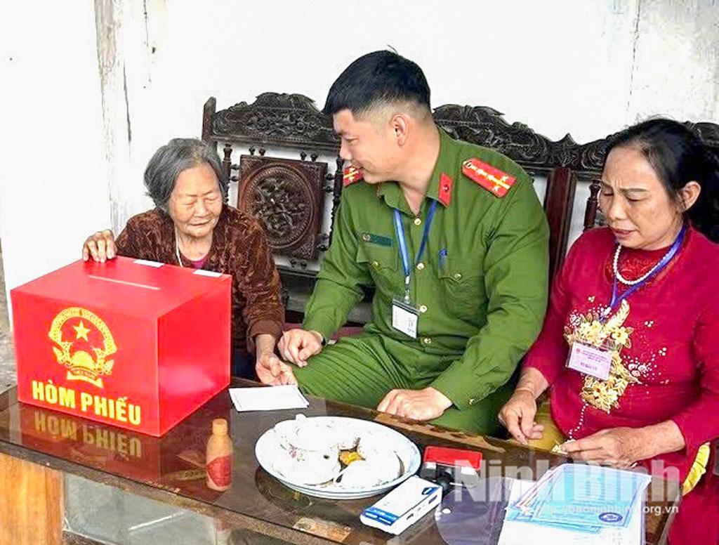 Lực lượng Công an phối hợp mang hòm phiếu phụ đến tận nhà, tạo điều kiện cho cử tri đặc thù thực hiện quyền công dân trong ngày bầu cử.