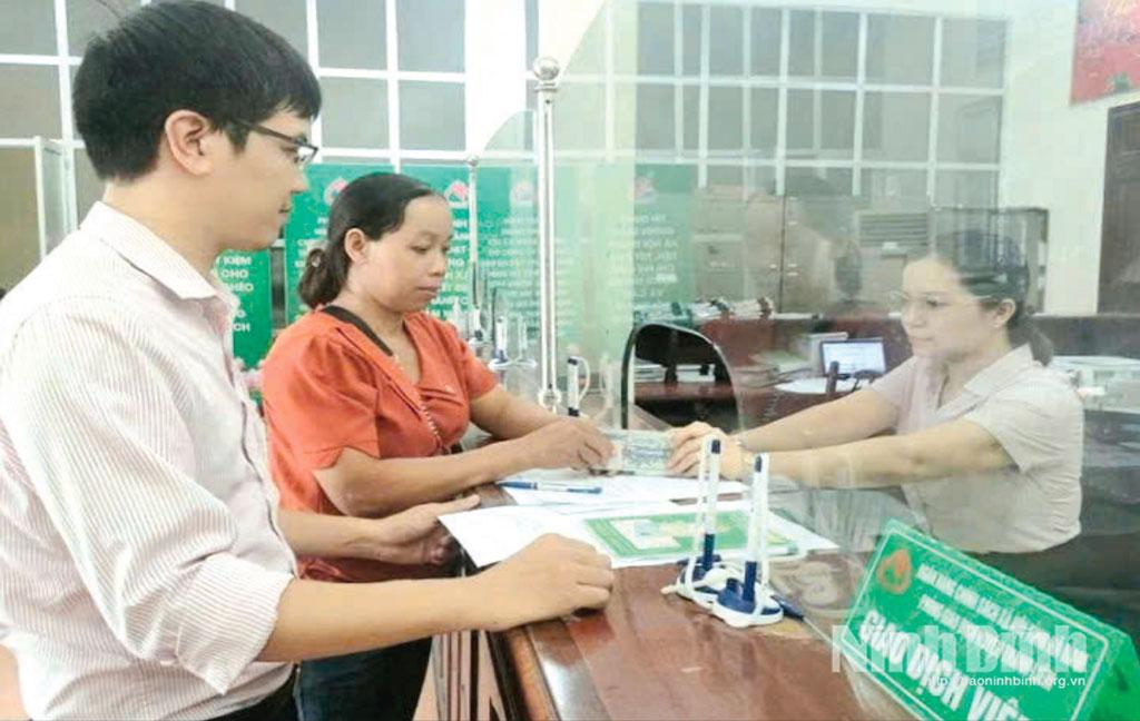 Khách hàng giao dịch tại Phòng giao dịch Ngân hàng CSXH Thanh Liêm được tư vấn, hướng dẫn tận tình, chu đáo.