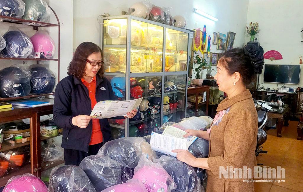 Nhân viên Tổ chức hỗ trợ phát triển đối tượng tuyên truyền chính sách BHYT cho người dân tại phường Kim Bảng.