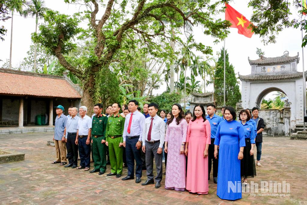 Lãnh đạo phường Mỹ Lộc và cán bộ, đoàn viên, thanh niên phường dâng hương tại Đình Sùng Văn.