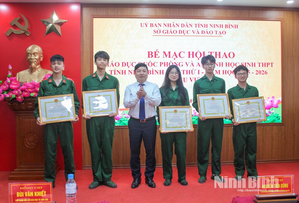 Đồng chí Giám đốc Sở Giáo dục và Đào tạo Nguyễn Tiến Dũng trao Bằng khen cho các em học sinh có thành tích xuất sắc tại Hội thao.