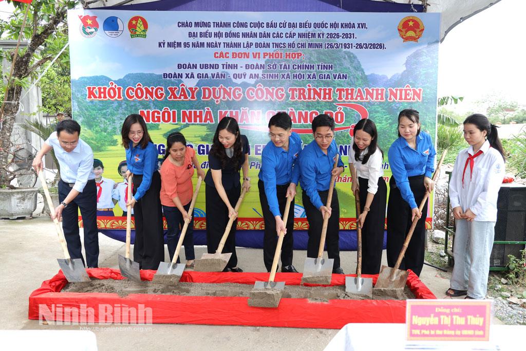 Các đại biểu thực hiện nghi thức khởi công xây dựng “Ngôi nhà Khăn quàng đỏ” cho gia đình em Trần Thanh Hà.