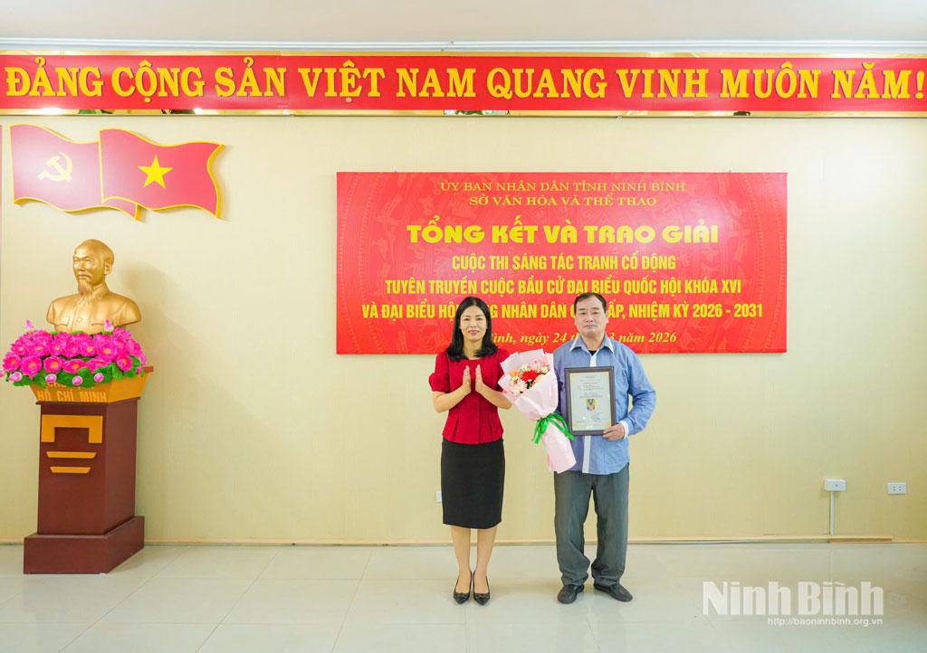 Lãnh đạo Ban Tuyên giáo và Dân vận Tỉnh ủy trao giải cho tác giả đạt giải Nhất tại Cuộc thi.