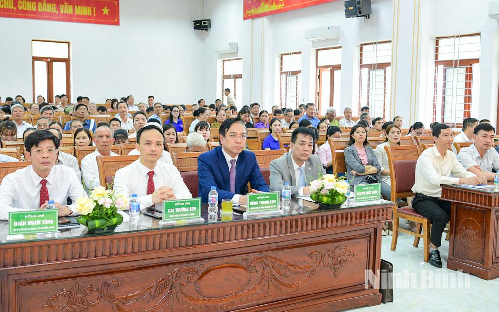 Các đại biểu dự hội nghị tổng kết công tác bầu cử tại phường Tây Hoa Lư.