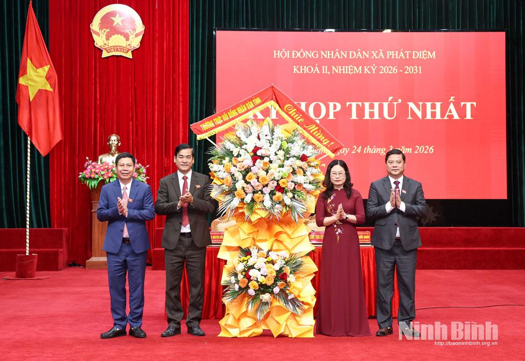 Đồng chí Vũ Thị Kim, Tỉnh uỷ viên, Trưởng Ban Pháp chế HĐND tỉnh tặng hoa chúc mừng kỳ họp.