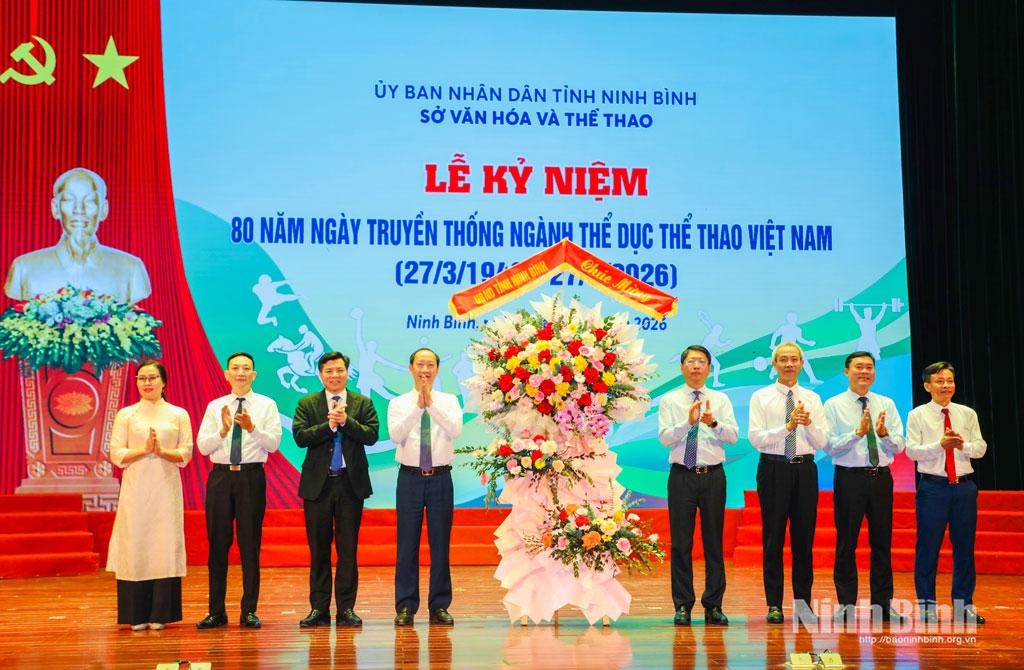 Đồng chí Phó Chủ tịch Thường trực UBND tỉnh Trần Song Tùng tặng hoa chúc mừng Lễ kỷ niệm 80 năm Ngày truyền thống ngành Thể dục- Thể thao (27/3/1946 - 27/3/2026).
