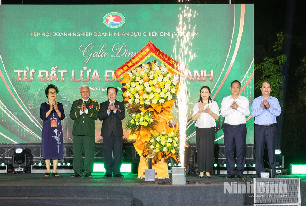 Các đồng chí lãnh đạo tỉnh Ninh Bình tặng hoa chúc mừng Hiệp hội Doanh nghiệp doanh nhân Cựu chiến binh Việt Nam.