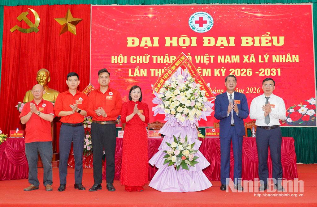 Lãnh đạo Hội Chữ thập đỏ tỉnh tặng hoa chúc mừng Đại hội.