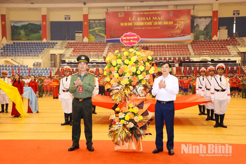 Đồng chí Nguyễn Anh Chức, Ủy viên Ban Thường vụ Tỉnh ủy, Phó Chủ tịch UBND tỉnh tặng hoa chúc mừng Đại hội khỏe “Vì an ninh Tổ quốc ” lần thứ I, năm 2026.