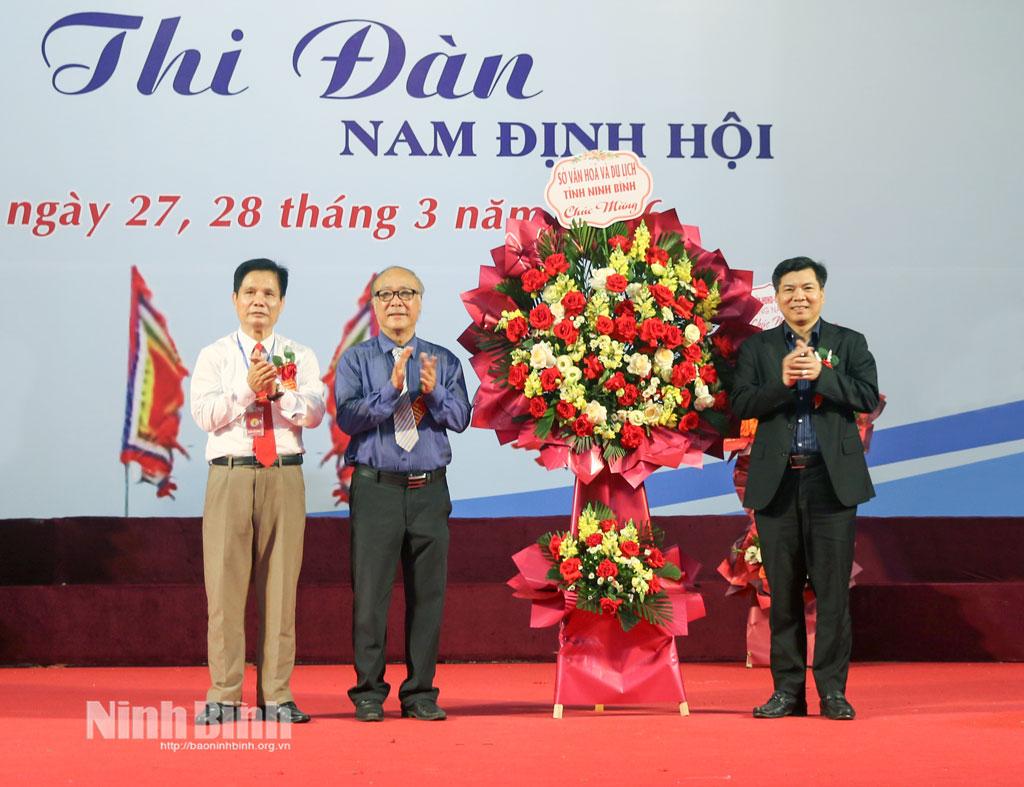 Lãnh đạo Sở Văn hóa và Thể thao tỉnh Ninh Bình tặng hoa chúc mừng Ngày hội thơ Đường luật toàn quốc lần thứ XVIII.