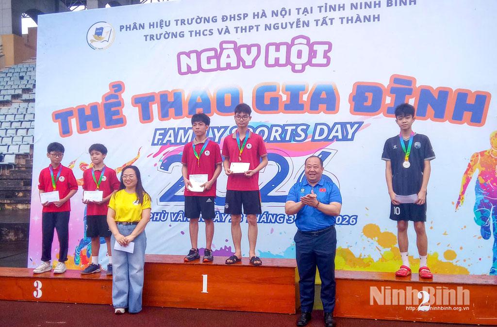 Trao giải cho các học sinh đạt giải môn điền kinh.