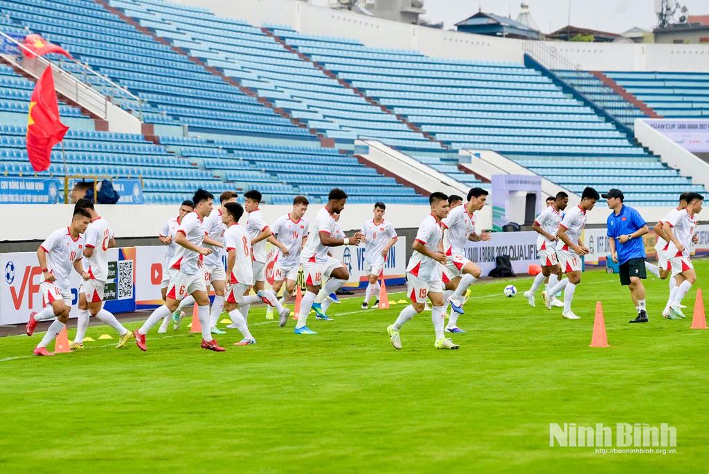 Đội tuyển Việt Nam tập luyện tích cực trên sân Thiên Trường, hoàn thiện chiến thuật trước trận gặp Malaysia.