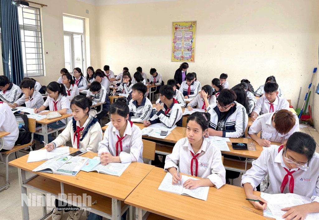 Ba chị em Lê Vũ Phương Nhi, Lê Vũ Huyền Trang và Lê Vũ Minh Thư trong một giờ học trên lớp.