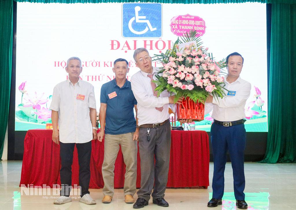 Thường trực Đảng ủy xã Thanh Bình tặng hoa chúc mừng Đại hội.