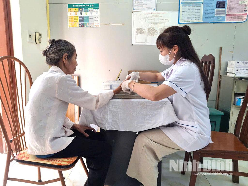 Hoạt động khám chữa bệnh tại Trạm y tế xã Tân Thanh.