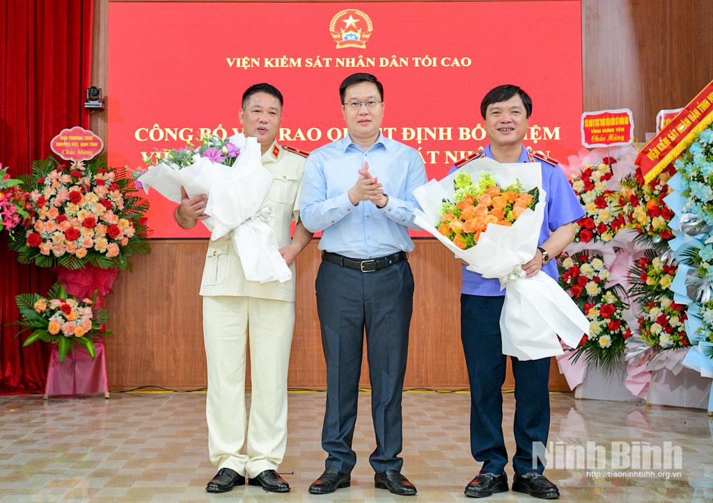 Đồng chí Trần Đăng Quỳnh, Ủy viên dự khuyết Trung ương Đảng, Phó Bí thư Tỉnh ủy tặng hoa chúc mừng đồng chí Nguyễn Văn Viện và đồng chí Phạm Ngọc Cảnh.