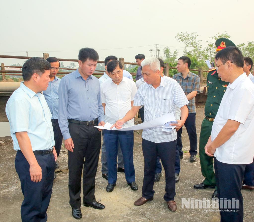 Đồng chí Bí thư Tỉnh ủy Trần Huy Tuấn cùng đoàn kiểm tra tại Âu Chanh tại K4+ 360 đê Trường Yên, phường Tây Hoa Lư.