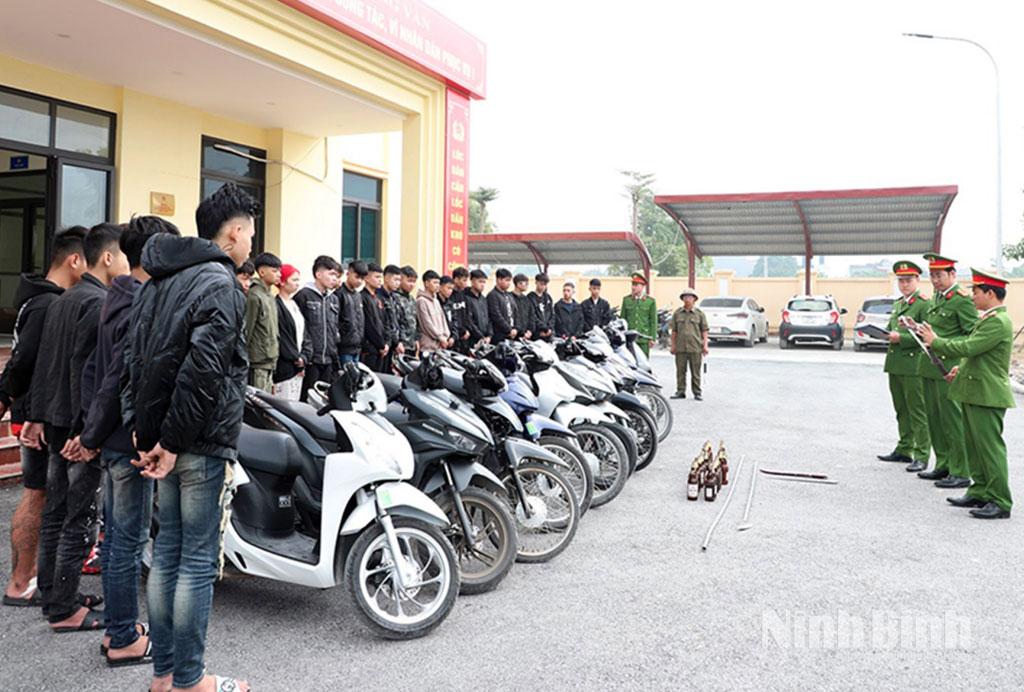 Công an phường Đồng Văn triệu tập 27 đối tượng thanh, thiếu niên để làm rõ về hành vi gây rối trật tự công cộng.