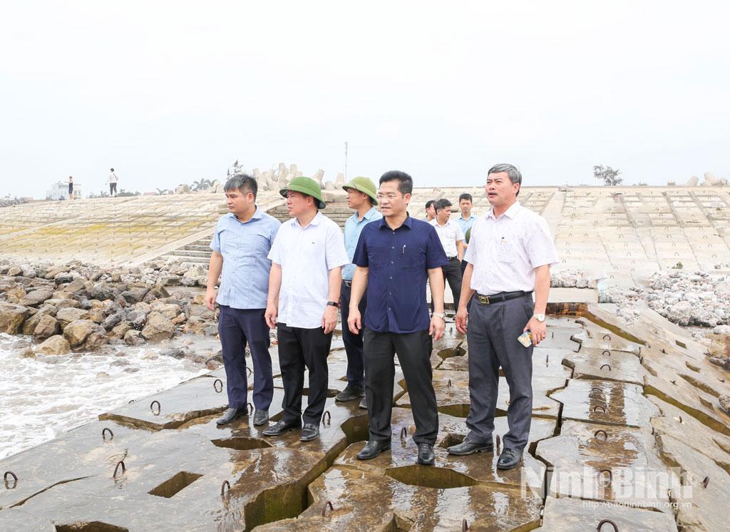 Đồng chí Trần Anh Dũng, Ủy viên Ban Thường vụ Tỉnh ủy, Phó Chủ tịch UBND tỉnh cùng đoàn công tác kiểm tra vị trí khắc phục sự cố đê, kè Hải Thịnh III.