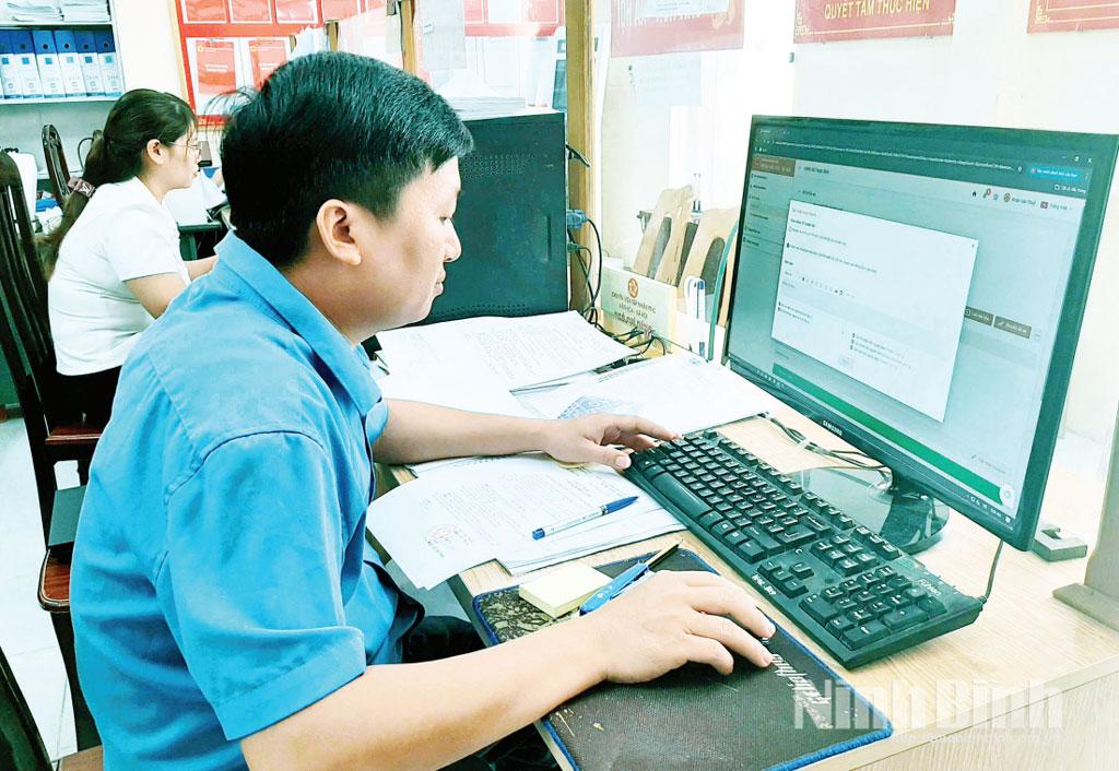 Cán bộ xã Thanh Bình giải quyết thủ tục hành chính cho người dân theo hình thức trực tuyến.