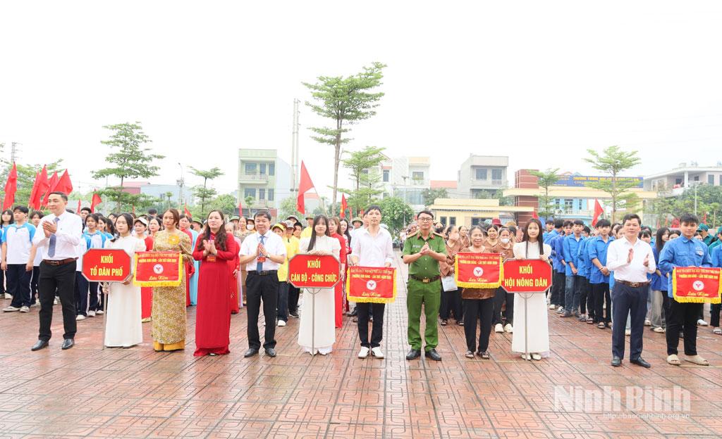 Ban Tổ chức tặng Cờ lưu niệm cho các Đoàn tham dự Đại hội.