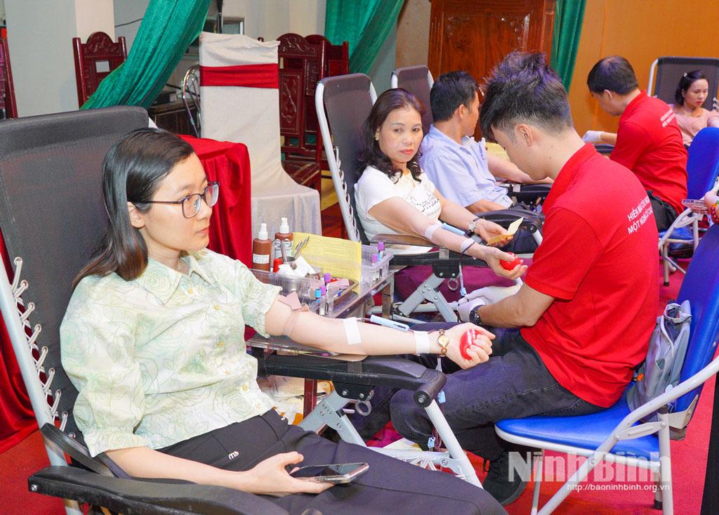 Các tình nguyện viên tham gia hiến máu tại chương trình.