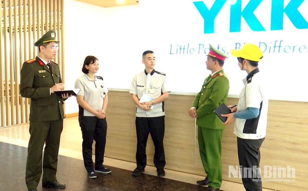 Phòng An ninh kinh tế (Công an tỉnh) phối hợp với Công an phường Đồng Văn tuyên truyền, phổ biến giáo dục pháp luật cho cán bộ, công nhân viên Công ty YKK Việt Nam (Khu công nghiệp Đồng Văn).
