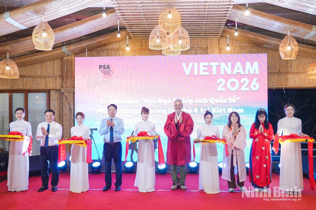 Các đại biểu thực hiện nghi thức cắt băng Triển lãm Ảnh quốc tế PSA với chủ đề “Earth and Us: A Living Dialogue”.