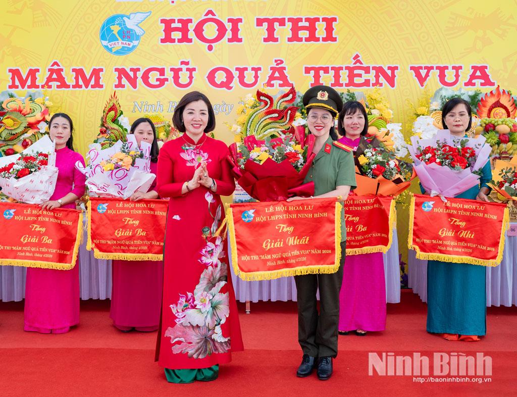 Ban Tổ chức trao giải Nhất cho Ban Phụ nữ Công an tỉnh tại Hội thi trưng bày Mâm ngũ quả tiến Vua. Ảnh Ngọc Linh
