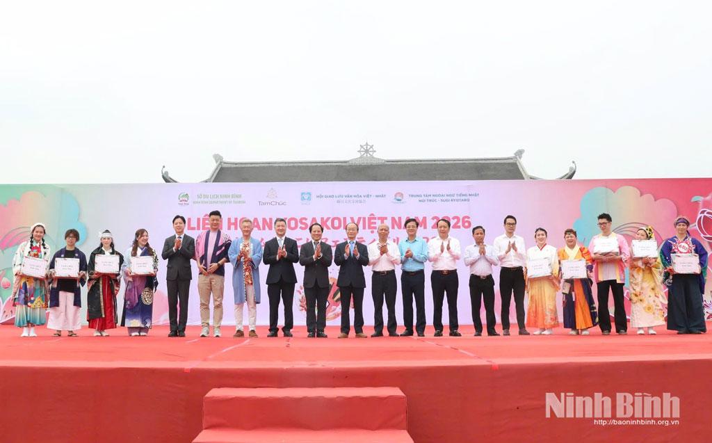 Lãnh đạo Sở Du lịch tặng quà cho các đội tham gia Liên hoan.