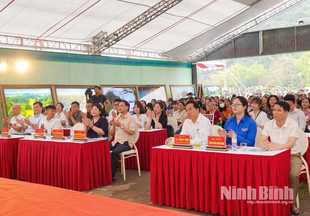 Các đại biểu dự chương trình.