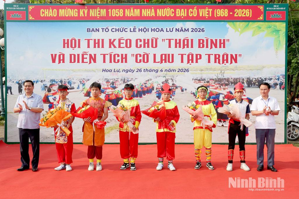 Lãnh đạo phường Hoa Lư tặng hoa chúc mừng các đoàn tham gia Hội thi kéo chữ "Thái Bình".