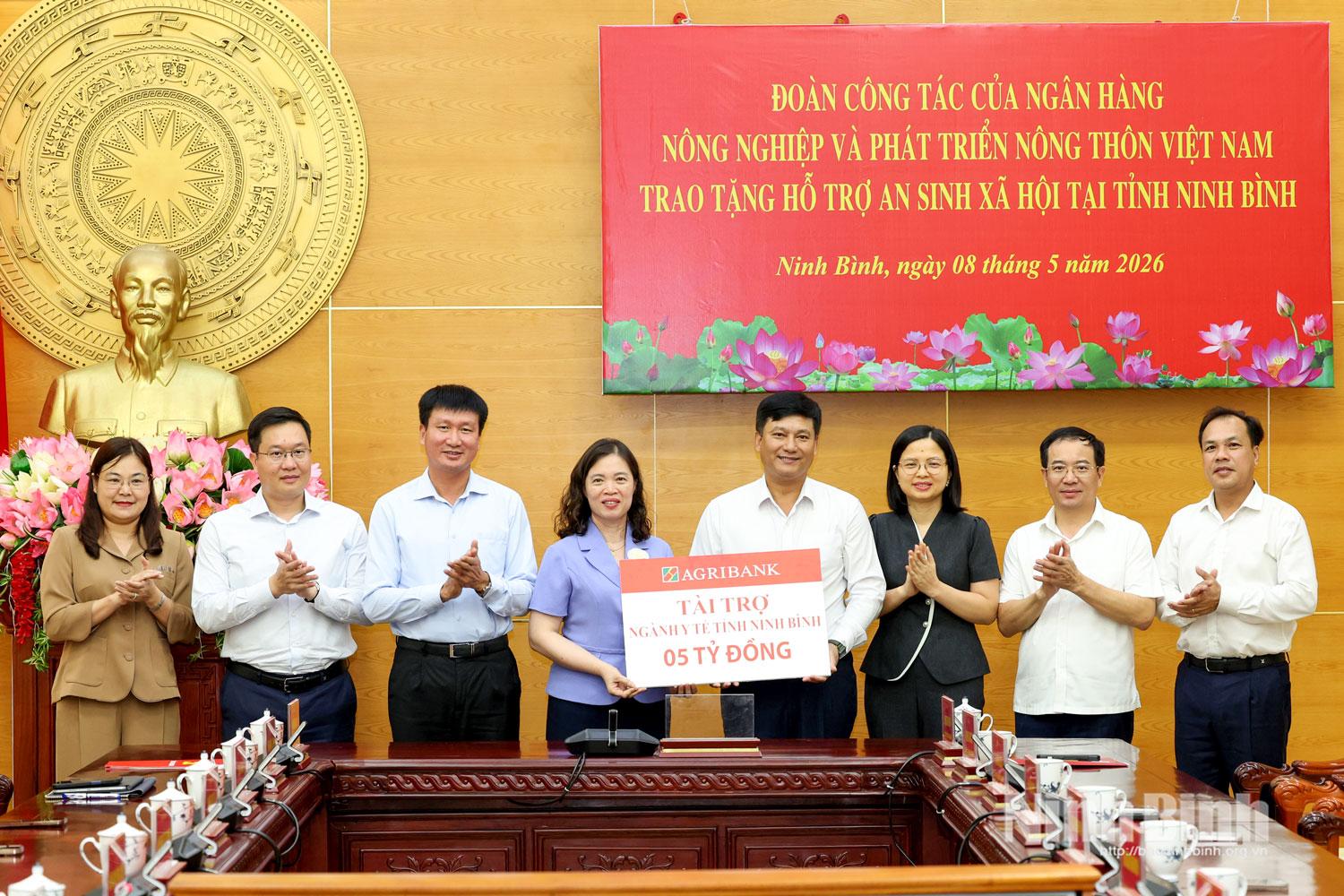 Đồng chí Phạm Toàn Vượng, Tổng Giám đốc Agribank Việt Nam trao biển tượng trưng số tiền hỗ trợ cho ngành Y tế Ninh Bình.