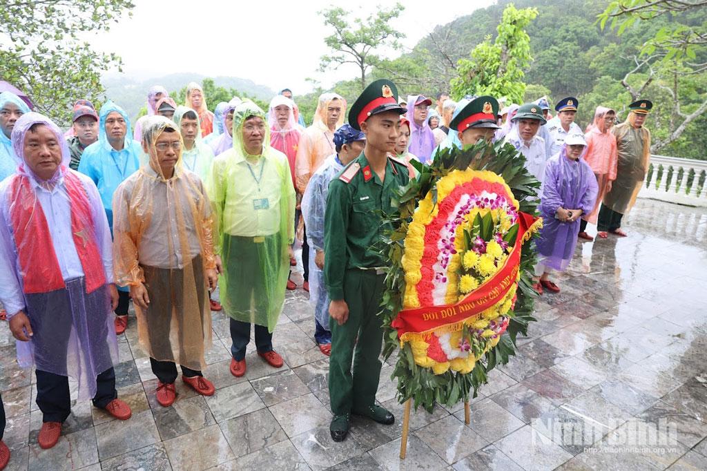 Đoàn công tác dâng hương tưởng niệm các Anh hùng liệt sĩ tại đảo Hòn Mê.