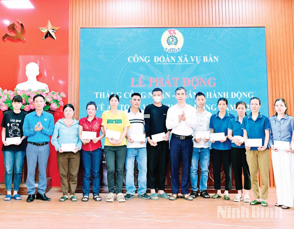 Đại diện lãnh đạo xã, Công đoàn xã Vụ Bản trao kinh phí hỗ trợ đoàn viên, người lao động có hoàn cảnh khó khăn, bị tai nạn lao động, bệnh nghề nghiệp. Ảnh: Ngọc Linh