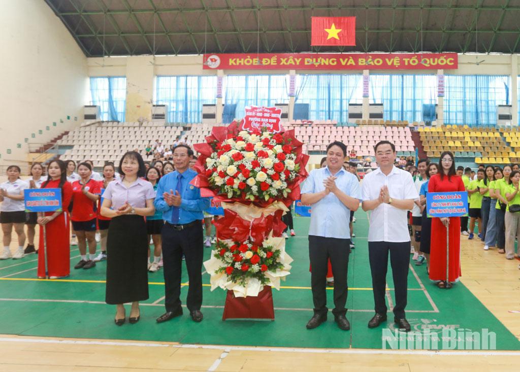 Đồng chí Trần Minh Thắng, Ủy viên Ban Thường vụ Tỉnh ủy, Bí thư Đảng ủy, Chủ tịch HĐND phường Nam Định tặng hoa chúc mừng Hội thao.