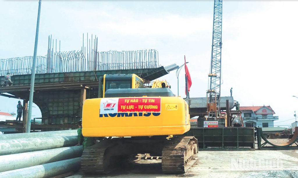 Đơn vị thi công tập trung phương tiện, nhân lực đẩy nhanh tiến độ xây dựng cầu vượt Nông Giang, tạo kết nối giữa phường Duy Tân với các địa phương trong khu vực.